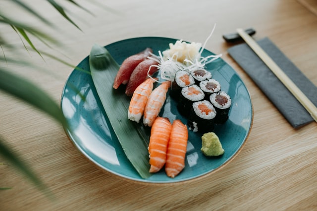 sushi na talerzu