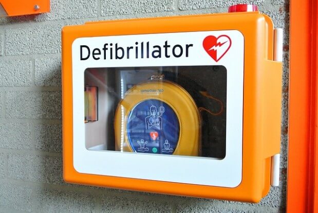 defibrylator wiszący na ścianie