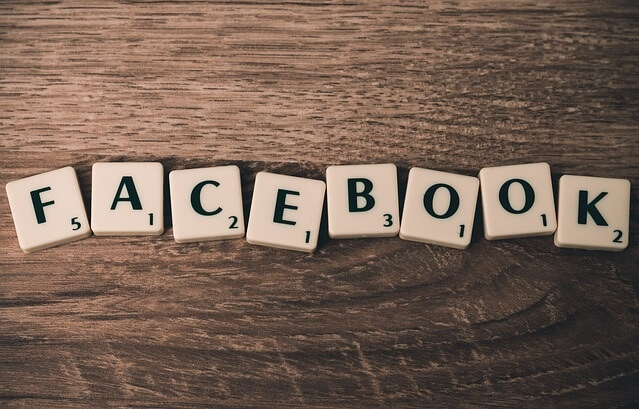 Napis facebook z klocków od scrabble