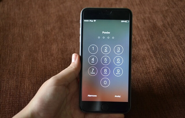 Trzymany w ręce telefon Iphone