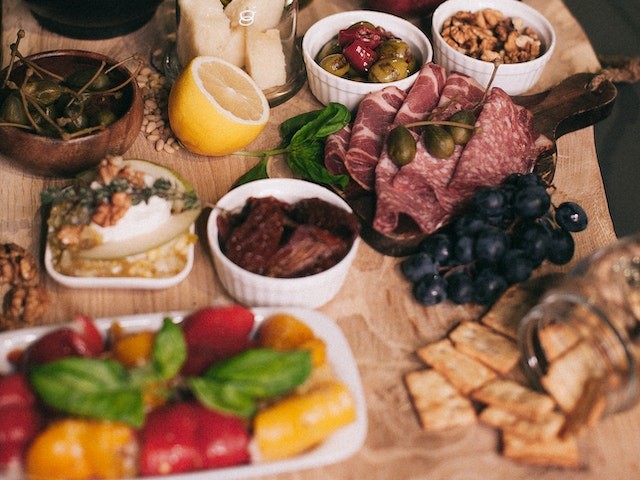 Hiszpańskie tapas na stole, szynki, oliwki, warzywa