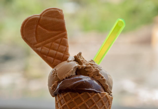 Lody czekoladowe z wafelkiem
