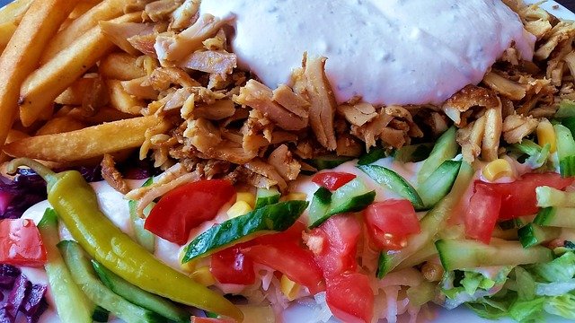 kebab z sosem i sałatką