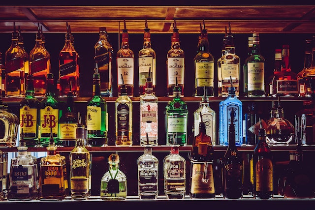 różne rodzaje alkoholu na półkach