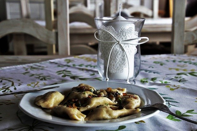 Gorące pierogi na talerzu