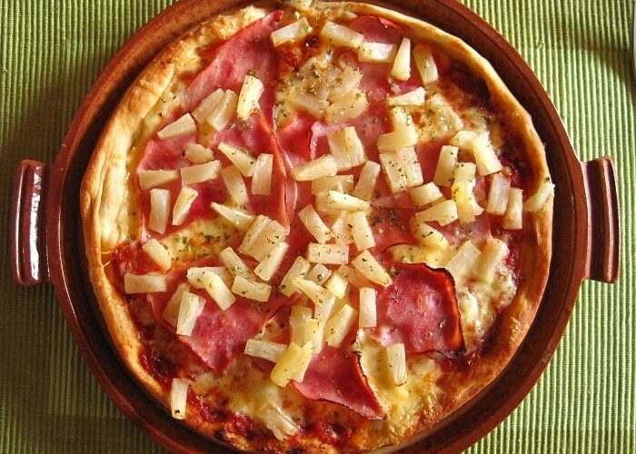 Pizza z ananasem i szynką