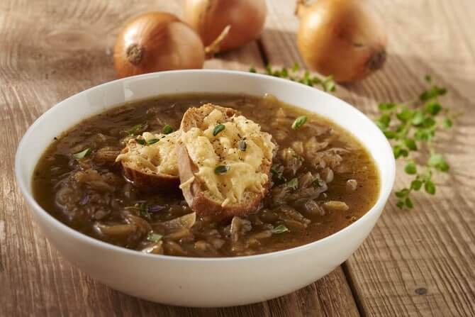 Podana zupa cebulowa